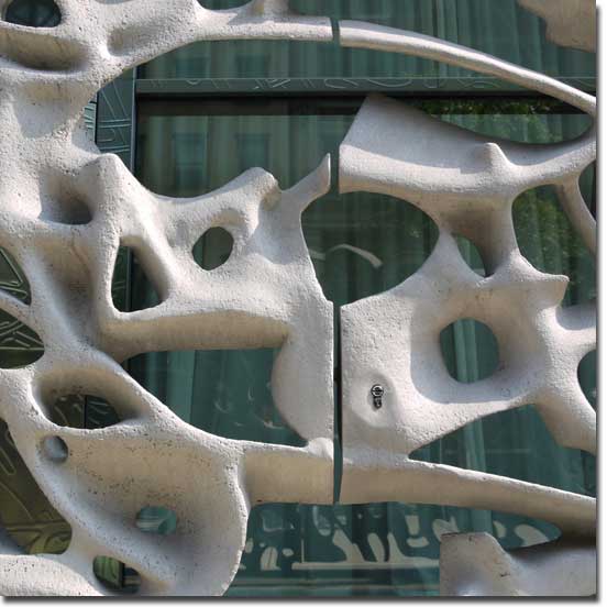 Dreidimensional ausgeformtes Aluminium-Tor vor 40 Bond Street in New York City
