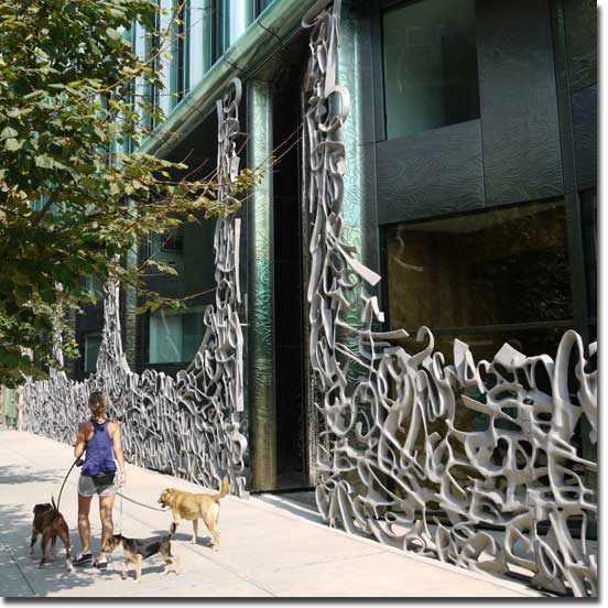 Dreidimensional ausgeformtes Aluminium-Tor vor 40 Bond Street in New York City