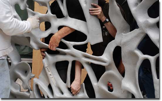 40 Bond Street in NYC, Montage einer T�r innerhalb des Tores. Foto: Bo Gehring, Juni 2007.