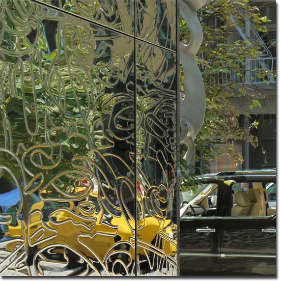 Eingang zu 40 Bond Street in New York City, N auf Edelstahl