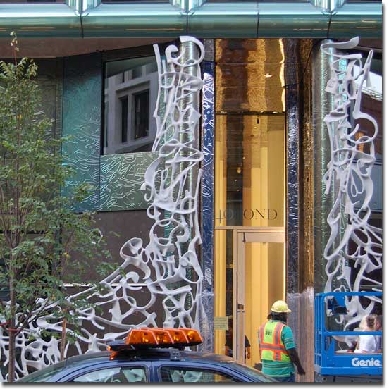 Gr�n schimmernde Edelstahl-Fassade und Haupteingang zu 40 Bond Street in New York City. Im Bau. Foto: dsix, Derrick Noh, www.flickr.com, September 2007.