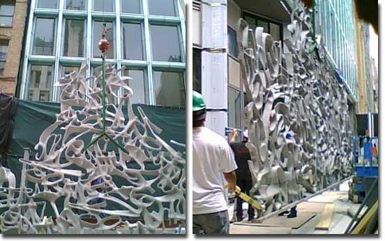 40 Bond Street in NYC, Montage des Tores. Fotos: Curbed, Juni 2007.