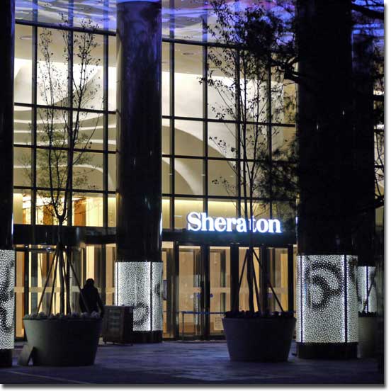 Auffahrt zum Sheraton Hotel in Seoul, D Cube City, perforierte und hinterleuchtete S�ulenverkleidungen, Typ EXYD-P