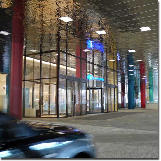 Eingangsbereich 4 zum Warenhaus in D Cube City, Paneele vom Type EXYD-M/B