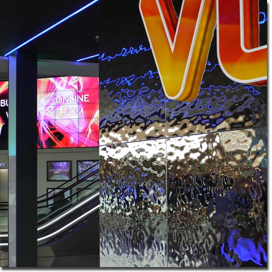 Westfield Stratford City, Second Floor, Cinema Vue, Edelstahl-Wand, Typ EXYD-M
